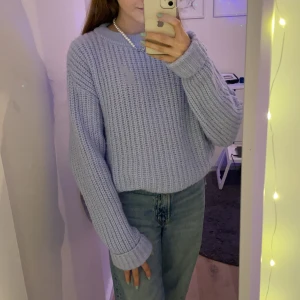 Stickad lila tröja  - Superfin stickad lila tröja från NAKD säljer den för är inte så mycket för stickat men tycker själv att den faktiskt är riktigt snygg.😊