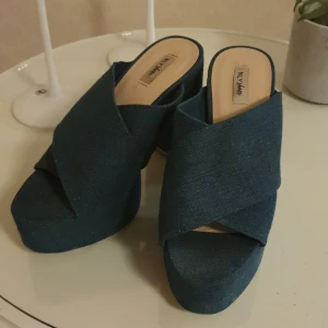 Jeansklackar med plattå - Jeansklädda plattåklackar med rak klossform på klacken, 12 cm höjd på klacken med en plattå på 4 cm (alltså 8 cm faktiskt höjd), väldigt bekväma och sitter rätt bra på, stl. 37, använda 2 gånger, från Nelly.