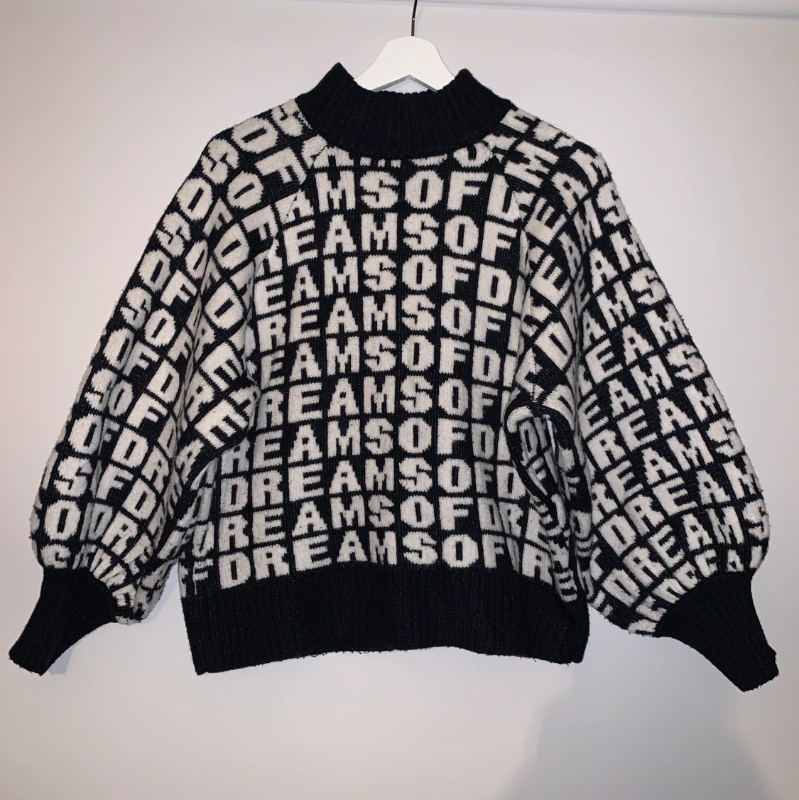 Stickad tröja med bokstäver!