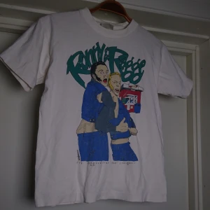 Ronny & Ragge - Vintage T-shirt med Ronny & Ragge - KULT! Lite vit färg på texten, syns på sista bilden. Ingen storleksmärkning men passar S. Tryck på fram- och baksida✌️