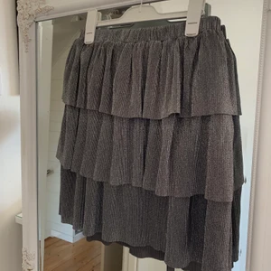 Kjol - Glittrig kjol ifrån na kd i storlek M, sparsamt använd🤩