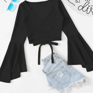 Blus  - Svart blus med ballongärmar och knytdetalj