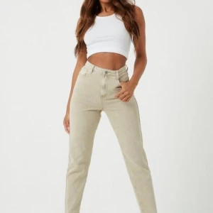 Petite mom jeans beige - Helt nya beiga mom jeans petite. Säljer de då jag köpte fel storlek.