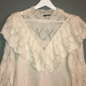 Volangtröja i stl. S - Créme vit tröja från Ginatricot. Använd 1 gång. Snygg volang och figursydd modell. Köpare står för frakt!