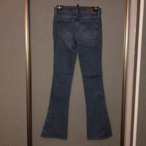 Utsvängda jeans i stl XS/33 från Bik bok. Använt 2 gånger. Snygg passform med hög midja! Färg blå. Köpare står för frakt.