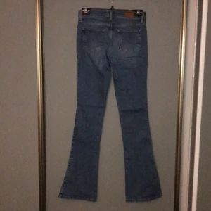 Never denim Tulip Tori jeans - Utsvängda jeans i stl XS/33 från Bik bok. Använt 2 gånger. Snygg passform med hög midja! Färg blå. Köpare står för frakt.