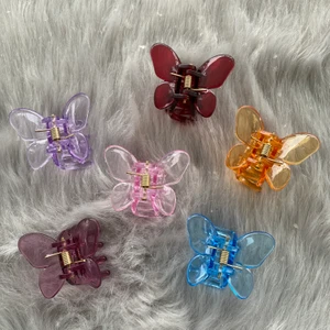 Fjärils hårklämmor 💞 - Andra bilden är inte min!!😚 alla färger på bilden finns💗 sjukt snygga speciellt i sommar när man matchar med kläderna 😋 frakt är gratis 