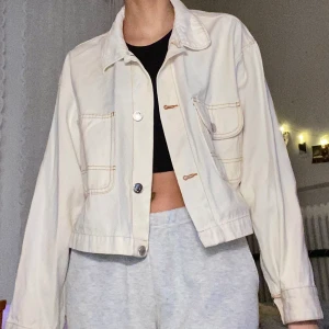 Beige jacka  - Trendig beige jacka! Jag på bilden har storlek XS och passar lite mer oversized på mig då jackan är i M. Varan har inga defekter och är köpt ifrån Monki. Läs mina villkor innan köp! 🧚🏼💓