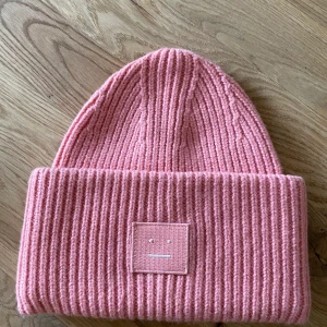 Acne Mössa - Köpt för 1100kr. Använt 2 gånger. Tvättad.