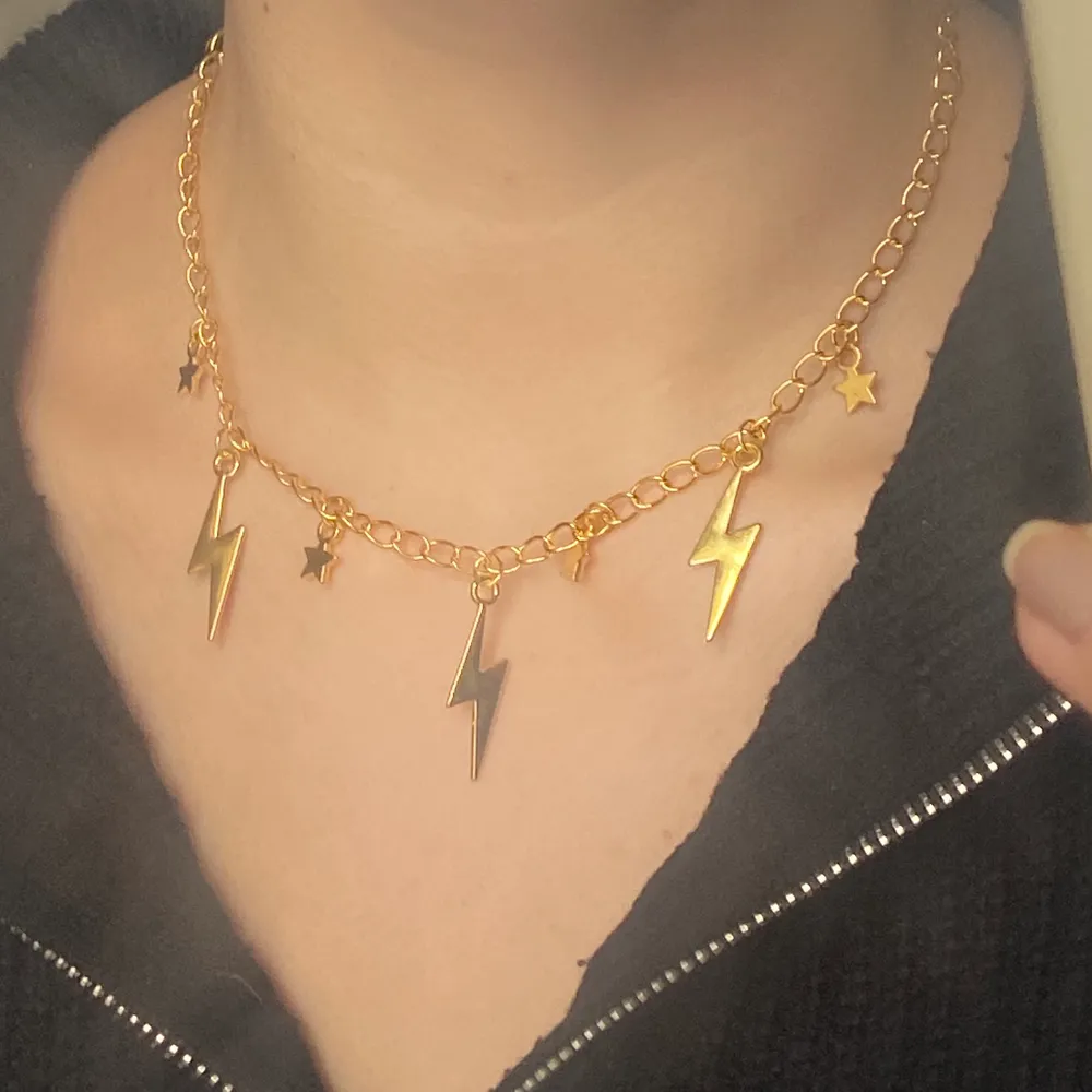 Snyggt Guldigt halsband med stjärnor och blixtar💫 Pris är inklusive frakt⚡️ (finns också i silver). Accessoarer.