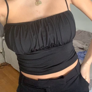 Snygg Topp - Super snygg topp som sitter sååå fint. Aldrig använd och ett väldigt skönt material ❤️ frakten kostar 40kr! Ifall du är intresserad så skriv gärna ett bud i kommentarerna! 🥰