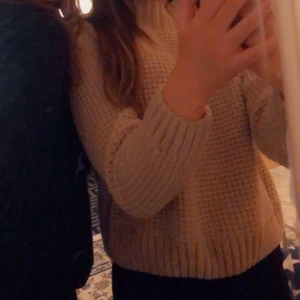 Stickad tröja - 🤎En beige stickad tröja i sammets material. Den är i storlek M men tycker den passar mer som en XS. Den är endast använd ett par gånger.                         📦 Köparen står för frakten. 