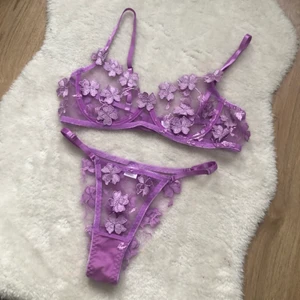 Underklädes sätt  - Strl M helt nytt. Jätte fin färg och justerbara trosor! 😃 100kr eller bud i kommentarerna om många är intresserade! Frakt tillkommer på 35kr 🌸