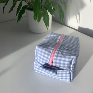 Handgjorda necessärer - Jag syr necessärer av återvunnet material, necessärerna bidrar även till välgörenhet!🌸🧡 Mer information på min instagramsida @engodgarningg🥰👏