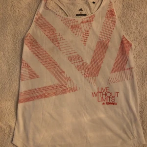 Adidas sport linne - Perfekt till att sporta med på sommaren, knappt använd. 