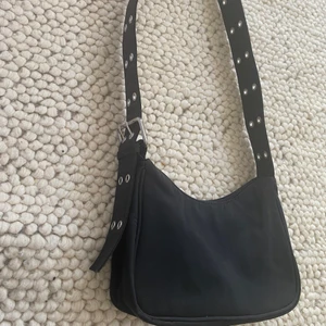 Weekday baguette bag - Säljer nu min fina weekday baguette bag då den aldrig kommit till användning. Alltså helt i nyskick ✨ möts upp i Stockholm eller skickas mot en fraktkostnad på 66:- 💖