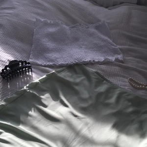 Satinkjol i mintgrön - En superfin satin kjol från hm i en fin mintgrön färg. Den är lite genomskinlig och har en MIDI-längd. Kjolen är HELT OANVÄND och aldrig tvättad. Nypris 350kr 