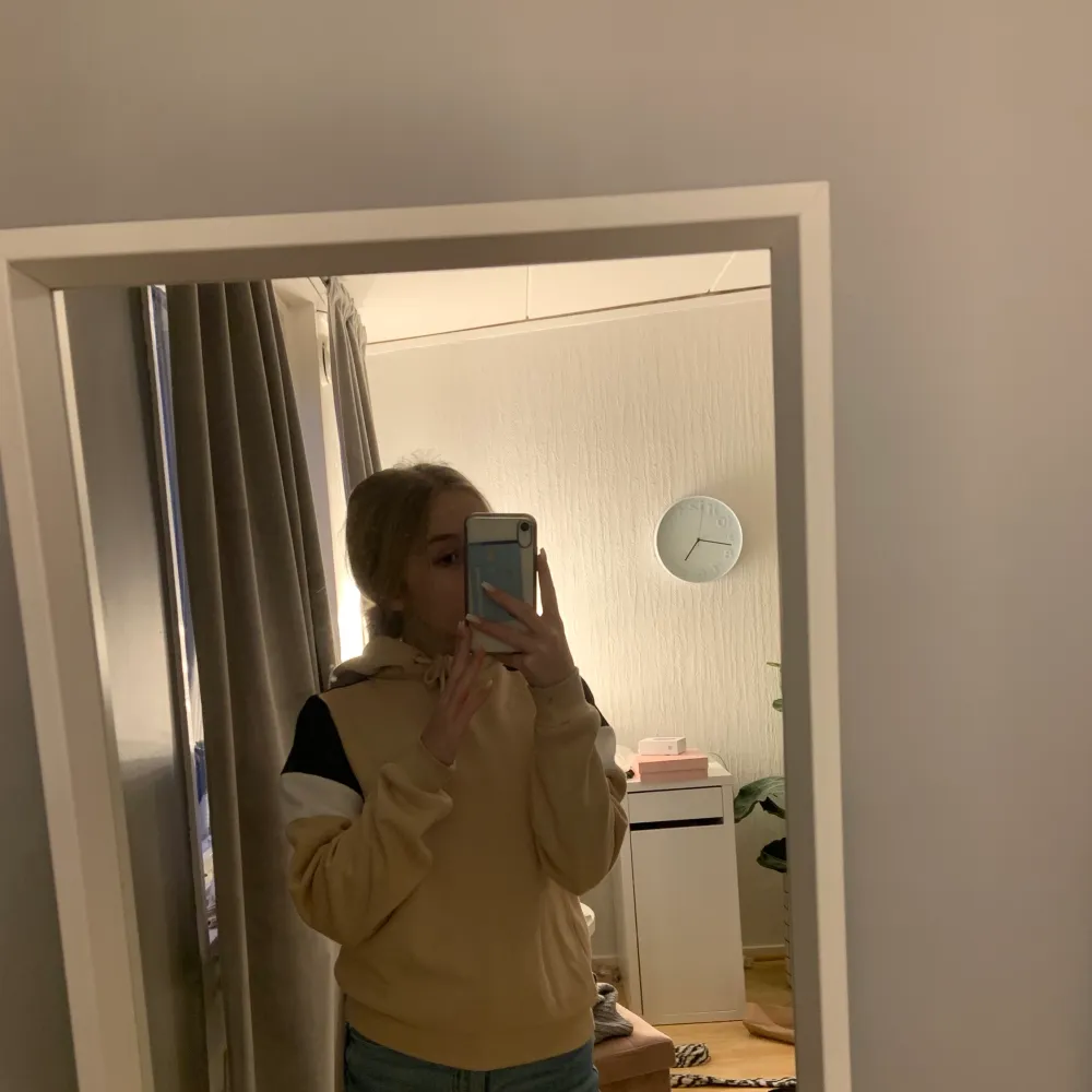 Säljer min gamla favorit hoodie som nu är för liten. Den är beige, svart och vit 🤍 hör av dig vid intresse . Hoodies.