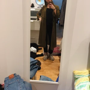 Tunn lång skjorta - Skön och grön lång skjorta typ. Den har slitsar på sidorna. Superfin till linne och jeans. Bra till vår/sommar då den är tunn i materialet 🦚