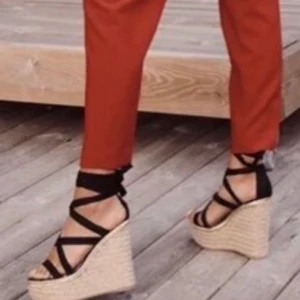 Kilklackar  - Från ASOS, använda men fint skick. Lite slitage på klacken, se bilder. Nypris 600 :-