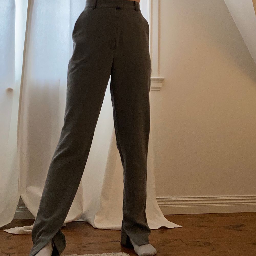 super snygga raka gråa byxor med slits😍😍 super bra skick! modellen på bilden är 165cm lång!. Jeans & Byxor.