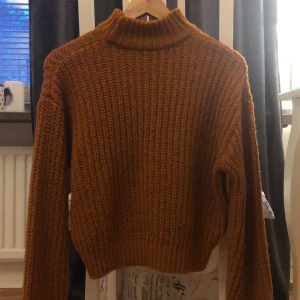 Stickad tröja  - Brun/orange stickad tröja från H&M. Super skön och absolut inte stickig! 