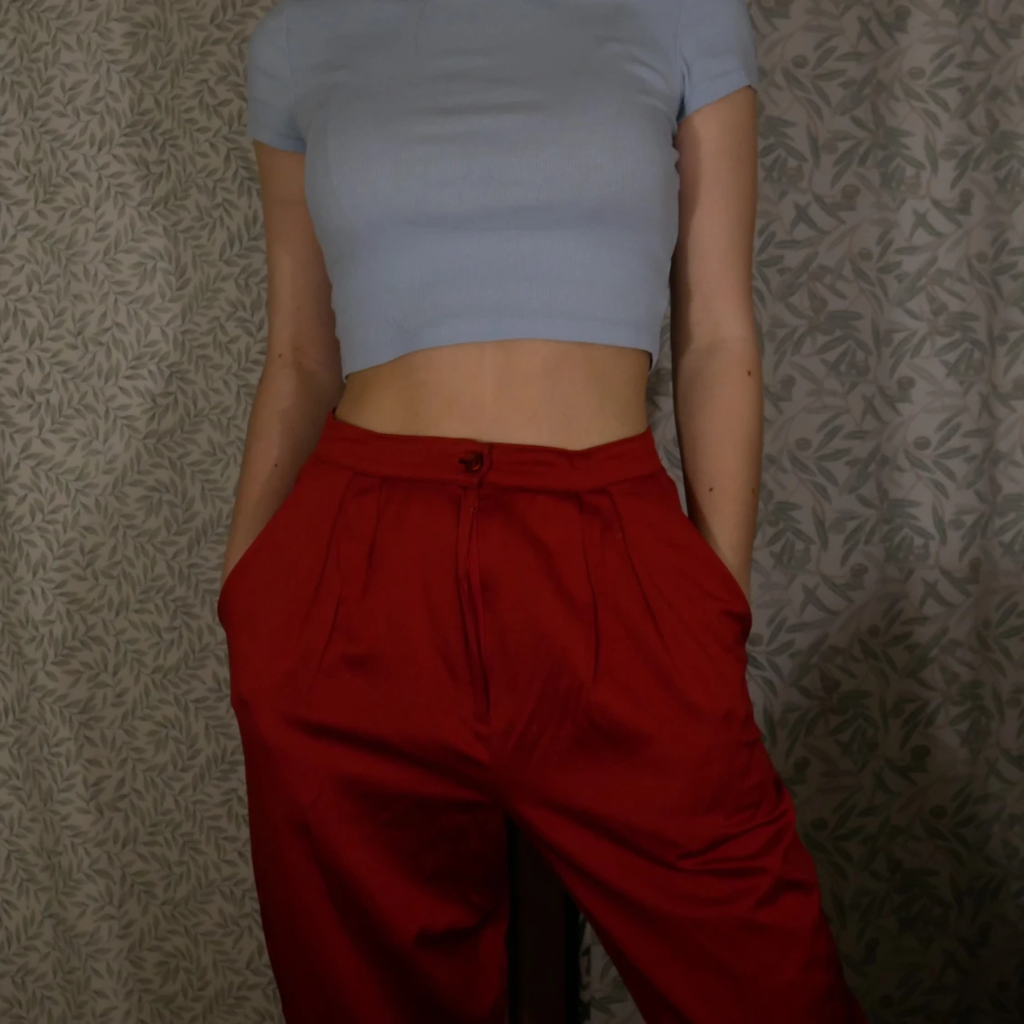 Röda kostymbyxor ish