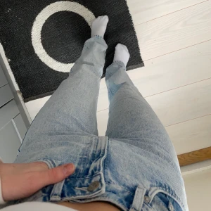 Jeans - Ljusblå jeans från weekday i storlek w25 L32. Säljer då jag har så många andra jeans. De är i fint skick utan slitningar.   Modell: Rowe                   Färg: aqua blue