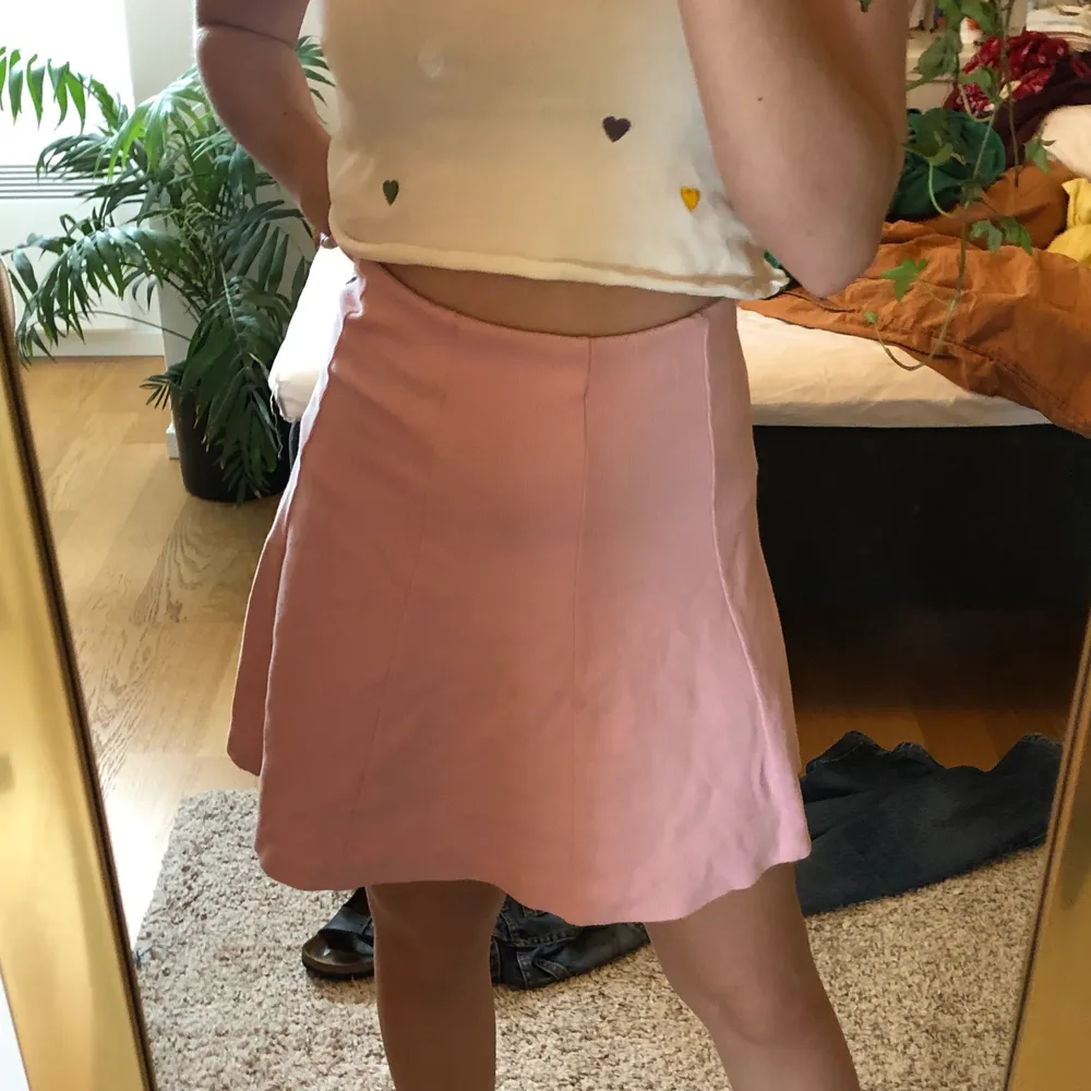 Superskön rosa kjol från bik bok. Välanvänd men inte några större slitage, dock två små fettfläckar. . Kjolar.