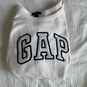 Gap collagetröja  - En fin gap collage tröja som har något år på nacken men är i fint skick.✨