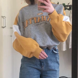 Sweatshirt från H&M  - Jättefin och skön sweatshirt från H&M i storlek Xs. Den är i bra skick. Köpte den för cirka 150kr tror jag och säljer för 100 kr och gratis frakt 💖🐸🤗