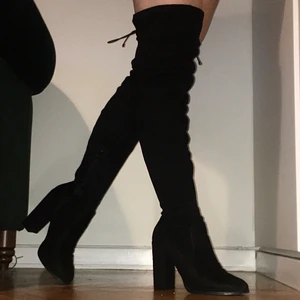 Thigh high boots  - Sjukt snygga stövlar. Har endast använt dem ett fåtal gånger då de inte va rätt storlek för mig. De är i bra skick, endast två små skavanker på ”insidan” av klackarna som inte syns när man har dem på sig! 