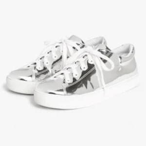 Silvriga sneakers - Silvriga sneakers från Monki