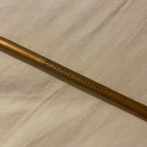 Säljer denna ögonskuggsborste från Urban decay  - Säljer denna ögonskuggsborste från Urban decay. Den har använts men jag har rengjort den så den är i bra skick. Lite färg har fastnat på en sida. Pris går att diskutera. Undrar man över något så är det bara att kontakta mig.