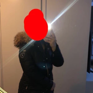 Rockandblue jacka - Den här jackan är sjukt fin! Håller dig varm och bekväm!Passar perfekt, inte för lång och inte för kort! Äkta päls! Denna jacka köpte jag för 3 000 som ny har kvitto på det också. Säljs i Örebro, tel 0760679722 ring alltid 2 gånger! Ej leverans. Buda ej