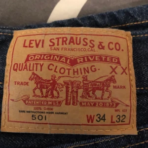 LEVIS 501 - Sjukt snygga & knappt använda vintage Levi’s 501or. Säljes pågrund av att de tyvärr är alldeles förstora i midjan. Tror nypris låg runt 1100kr. Buda från 250 eller BIN 650. Vid BIN kan jag stå för fraktkostnaderna samt att jag skickar med en vintage Levis tygkasse!