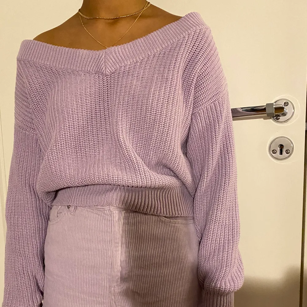 Mysig lila stickad tröja från Gina Tricot köpt från Myororna. Knappt använd. (Kan skicka närmare bilder om så önskas). Vid flera intresserade blir det budgivning. Köpare står för frakt 🧸✨. Stickat.
