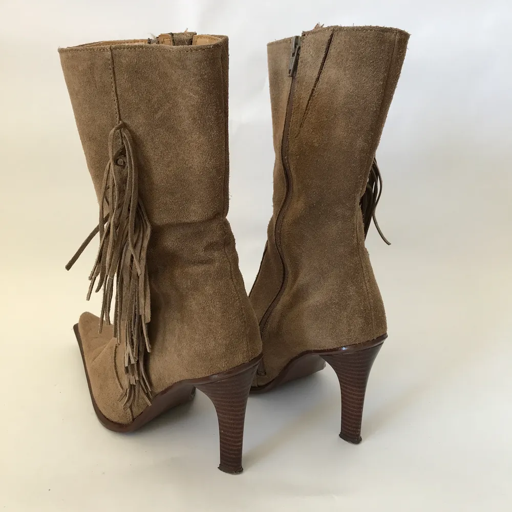 Suede boots with cute fringe! Size is 39 and brand X-IT  Tracked and fast shipping in Sweden, and we can do swish if it’s easier as well.  #suede #boots #fringe #heels #fall. Skor.