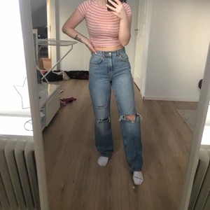 90s jeans  - Populärare ginatricot jeansen som jag köpte beg i nyskick men har ej använt dom själv då dom vart för stora. 350kr eller bud om många är intresserade! 🌸 350kr + frakt är minsta priset jag släpper för så skriv inte och försök pruta eller om ni inte är seriösa 😇