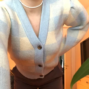 Kofta - Kofta från monki slutsåld. Storlek XS men passar mellan XS-M. Om det är många som är intresserade börjar budgivning i kommentarerna!❤️