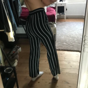 Kostymbyxor från monki - Jättesköna kostymbyxor, inte använda jättemycket men tyvärr blivit två små hål på varje sida som syns på bild 3, går lätt att sy ihop. Annars hela hålen har endast blivit då dom varit tajta att ta på för mig.