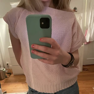 Rosa tröja - Säljer denna jag köpte på second hand som jag aldrig använt, i fint skick! Oklart vilken storlek men ksk M. Köparen står för frakten