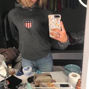 Gant hoodie - Gant hoodie i använt skick, fortfarande väldigt skön men har till exempel inga snören kvar. Står storlek M i men passar mig som normalt är S bra, skulle även funka till någon som är xs eller m.