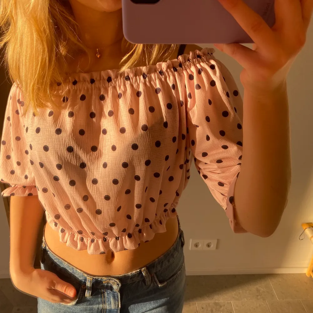 Säljer denna fina croppade blus topp från pull&bear. Säljer pågrund av att den inte kommer till användning längre☺️💫 Skriv i kommentarerna eller kontakta mig privat om ni är intresserade🥰 Den kostar 100 kr (frakt ingår inte)😁                                    . Blusar.