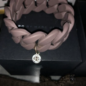 Marc Jacobs armband i gummi med silver detalj - Den är väldigt tuff men använder ingen med silver detaljer då guld är min favorit, därför följa det armbandet. Sitter skönt på handleden. 