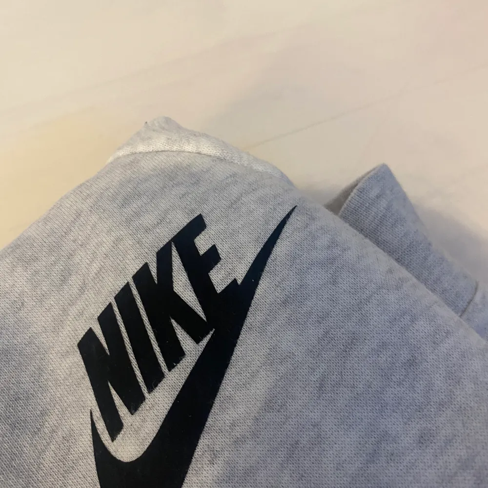 Säljer denna snygga kofta från Nike. Jättebra skick då den endast är andvänd ett fåtal gånger. Storlek S. Köpt för ca 700 men säljer för 300, går eventuellt att pruta ner priset. hör av er vid intresse! . Tröjor & Koftor.