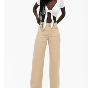 Säljer dessa trendiga byxor från monki, ALDRIG använda, super sköna, sitter snyggt! Köpte för 400kr men säljer för 270, vid många intressen gäller budgivning - Skicket är helt nytt o fräscht helt oanvända