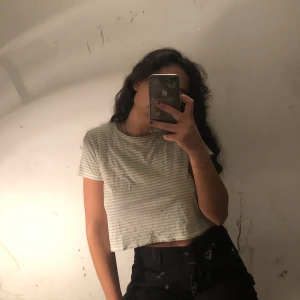  ljusgrön och vit randig kort t-shirt! - Ljusgrön och vit randig kort t-shirt! Supersöt men blivit lite liten för mig :(