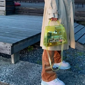 VÄSKA ( UN VOYAGE AU PAYS DES MERVEiLLES )  - Trendig och cool transparent väska! Mycket bra skick! Använd fåtal gånger💛.                                                 Nypris: 499!