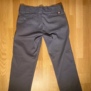 Dickie skater/pants - Kör budgivning för mina skater pants som e jättetrendig just nu och bekväma!! Passar baggy!!! Bra skick :) Bud i kommenterna eller privat 😇